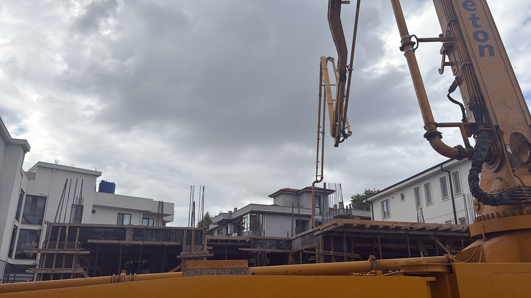 Sakarya Tuzla Mahallesi Bina Projesi uygulama aşaması beton pompa ve döküm görünümü 9